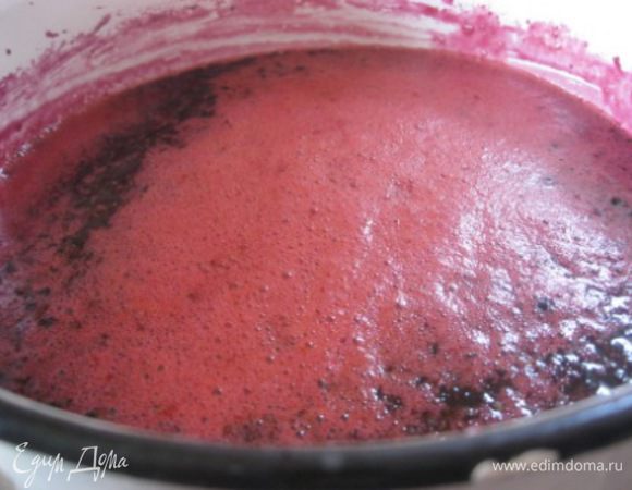 Довести до кипения.
Пенку можно не снимать)
Варить после закипания 40-50 минут.
Оставить остужаться на ночь в темное место.
