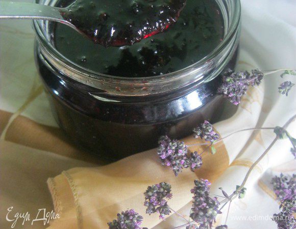 Банки и крышки промыть, обдать кипятком.
Разлить варенье по баночкам.
Мы храним в бабушкином погребе:)
