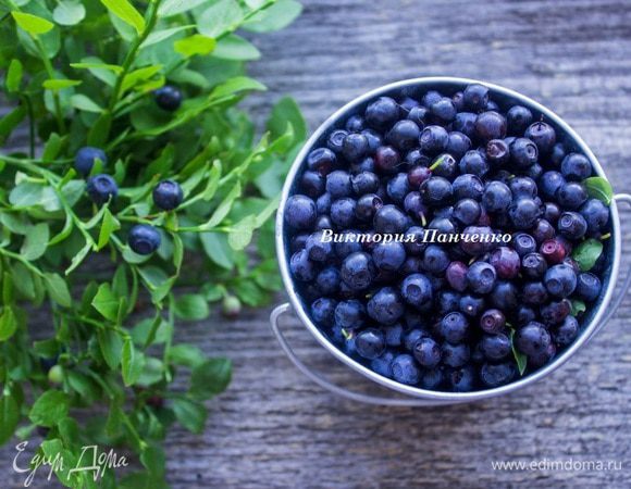 У нас начался сезон черники))) 
Чернику помыть, обсушить и пюрировать при помощи блендера. (Немного ягод оставить для украшения целыми) Добавить сахар и взбить. Часть пюре (3 ст.л.) оставить для глазури.