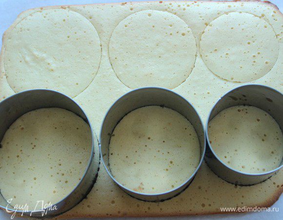 При помощи вырубок сделать заготовки для бисквитных оснований. 