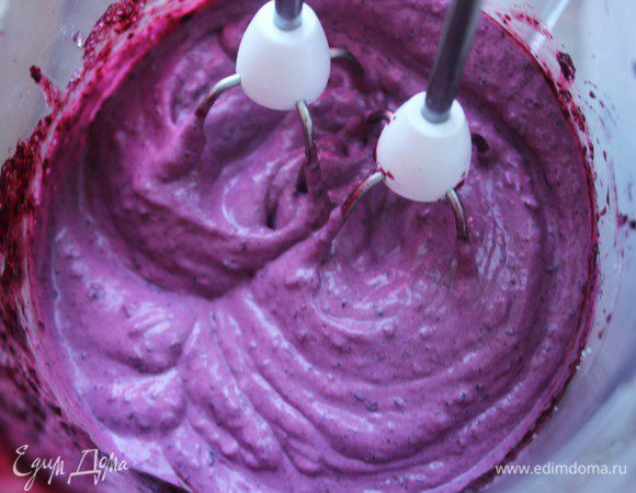 Черничное пюре взбить с маскарпоне.