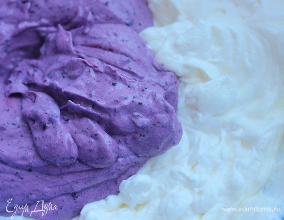 Отдельно взбить охлажденные сливки. Желатин замочить на 15 минут в небольшом количестве воды, затем нагреть до полного растворения. НЕ КИПЯТИТЬ!!! Соединить обе массы, добавить желатин и аккуратно перемешать. 