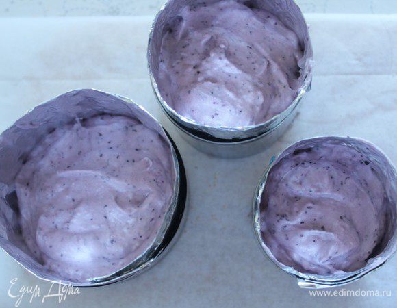 На него выложить часть мусса. Снова кольцо и снова мусс. Убрать в холодильник на 2 часа.