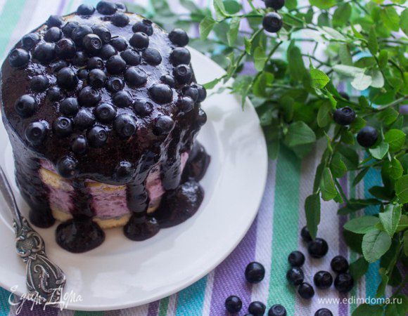 Приготовить глазурь. Соединить черничное пюре и 1/2 чайной ложки желатина, предварительно распущенного. Охладить. Когда глазурь загустеет, нанести ее на тортики. Сверху посыпать целыми ягодами и еще раз хорошо охладить. 
