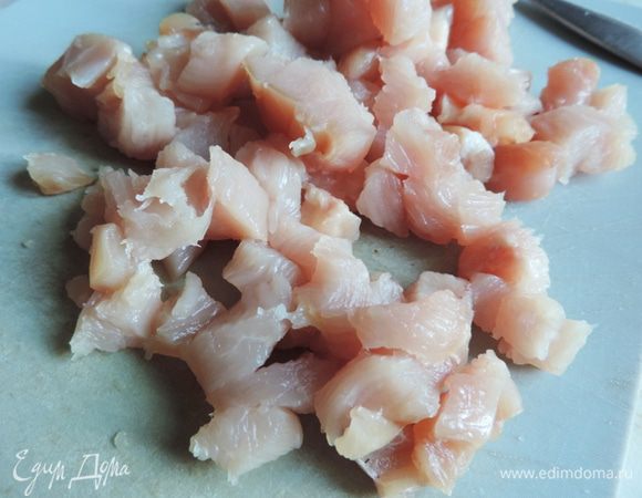 Филе индейки нарезаем мелкими кубиками и отправляем на сковороду с разогретым растительным маслом.