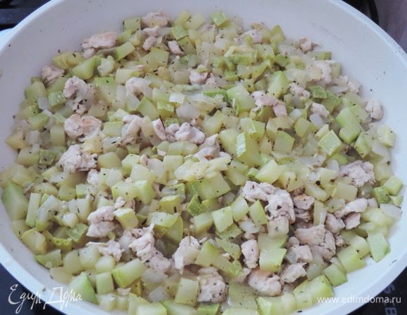 Растворяем лимонную кислоту в воде и выливаем на сковородку. Добавляем приправы, солим по вкусу, перемешиваем. Накрываем сковороду крышкой и даем содержимому покипеть на максимальном огне 5 минут. Затем открываем, перемешиваем, уменьшаем огонь до среднего и оставляем еще на 5 минут. 