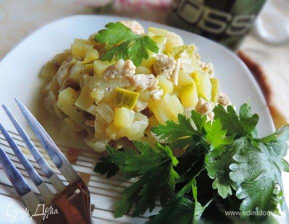 Наши кабачки готовы. Если они покажутся вам сыроватыми, можете потомить их еще немного. Но вся прелесть в том, чтоб они не развалились, а остались слегка хрустящими. Очень вкусно и ароматно. Приятного аппетита!!!