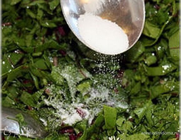 Перемешали с ботвой и соли добавили.