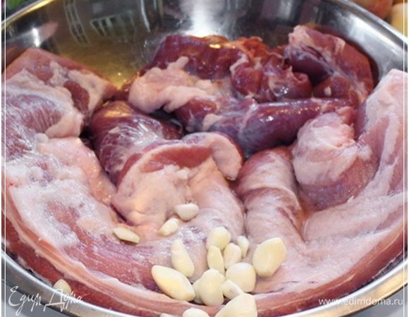 И  глубоко задумались – а что со всем этим делать?
И вспомнила Любимая, что у тёзки своей, Поскрёбышевой, встречала любопытный рецепт рулета. Из рубленого, правда, мяса. А мы сегодня прикупили поросёнкиного подбрюшья. В общем, мяса, из области свинячего животика.
Вот и решили приготовить мы этот рулет, немного, правда, изменив рекомендованное.  Лень с фаршем было возиться, да и вкуснее, на наш взгляд, мясо есть натуральное. Куском.
Чесночку к свининке – очень правильно. 
