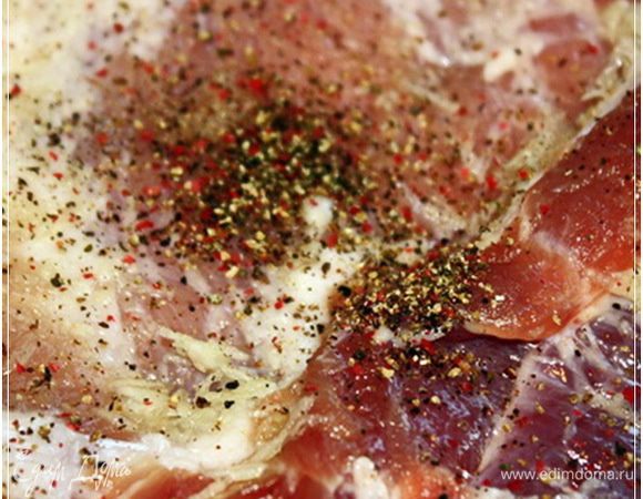 ... натерли чесноком тертым и посыпали его свежесмолотыми перцами. Душистым и смесью разных перцев, которые в показанных уже бутылочках живут