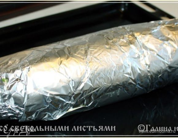 ... мясо с начинкой завернули в фольгу.