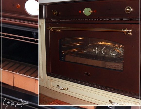 И в духовку. Обратите внимание, что низ духовки мы выложили печным кирпичом. Чтобы прогрев был равномерным и не сильно быстрым.