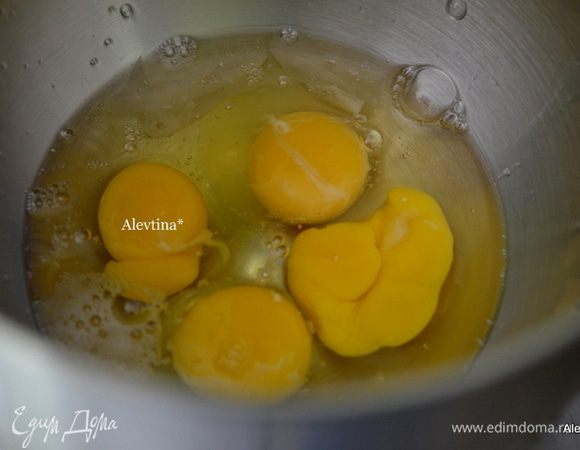 Взбить яйца до бледного цвета. Добавить сахар, соль и ванилин и перемешать.

