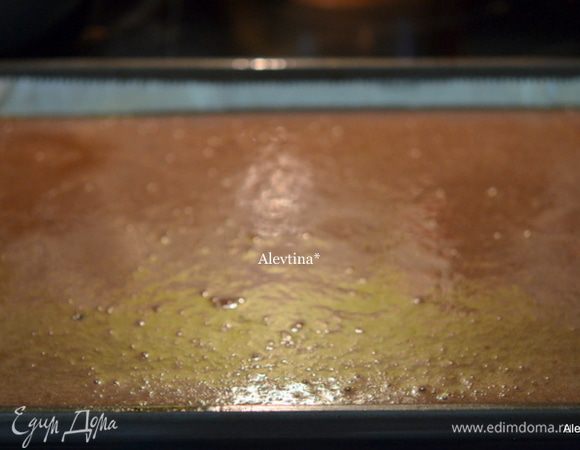 Вылить тесто на противень, смазанный маслом и с бумагой для выпечки. Поставить в разогретую духовку на 180 гр на 15 мин.
