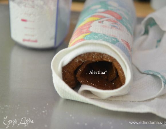 Готовый горячий бисквит выложить на полотенце с сахарной пудрой. Свернуть аккуратно и оставить так на несколько минут.
