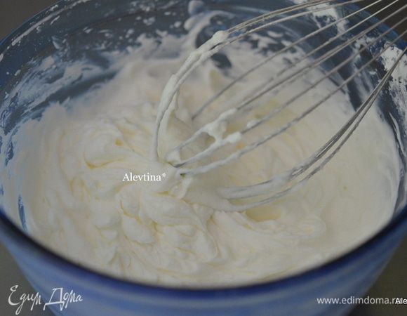 Пока остывает рулет приготовим начинку. Взбить густые сливки с сахарной пудрой ⅔ стакана до мягких пиков.
