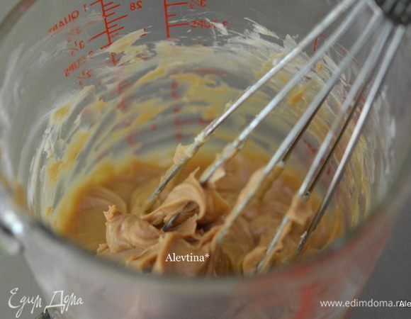 В другой емкости взбить масло сливочное и арахисовое масло. Добавить сахарную пудру ¾ стак. взбить. Это не опечатка, сахарная пудра идет в 2х разных кол-вах на начинке, таблица принимает только одно.
