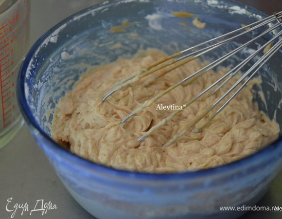 Смешать сливки со смесью арахисового масла. Чтоб они не потекли можно сделать их заранее и держать в холодильнике.
