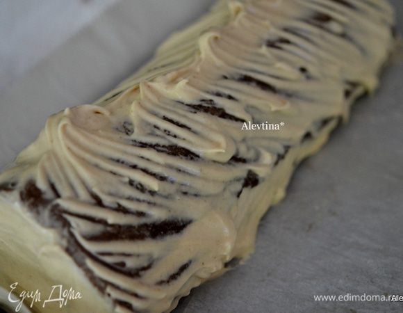 Выкладываем начинку на холодный рулет бисквитный. Сворачиваем аккуратно обратно в рулет. Смазываем остатками начинки вокруг рулета, можно украсить крем обычной вилкой, поднимая слегка края.
