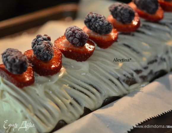 Украшаем ягодами по желанию. Ставим в холодильник,лучше на ночь.
