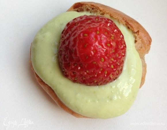 Кладем немного крема на одну половинку, на нее ставим заранее вымытую и обсушенную клубнику.