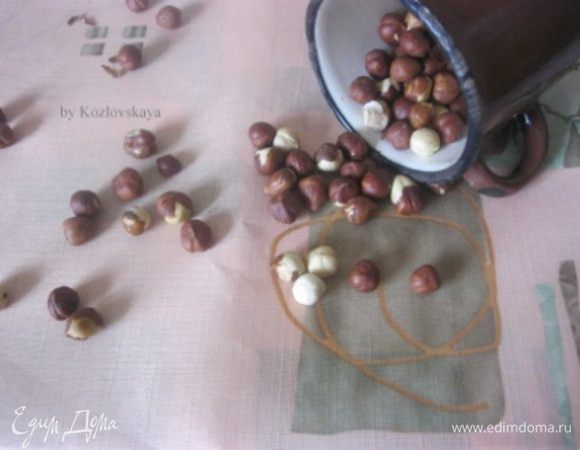 Включить духовку.
Форму смазать маслом.
Муку смешать с разрыхлителем, просеять.
Ягоду очистить, промыть, обсушить.
Фундук очистить, измельчить в блендере.