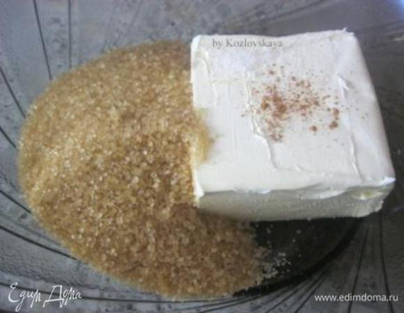 В миске соединить сахар и сливочное масло (комнатной температуры) , взбить миксером.