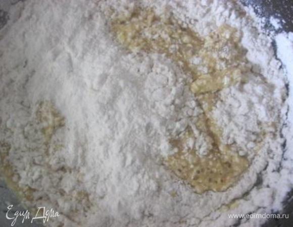 Понемногу подсыпать муку с разрыхлителем.
