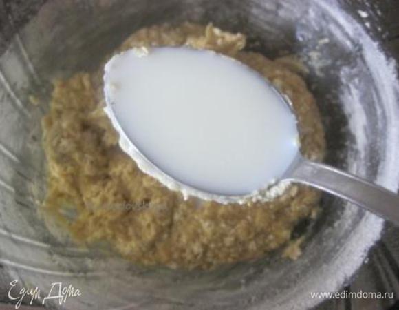 Добавить 2-3 ст.л молока - для регуляции густоты)
Тесто должно получиться не слишком густым.
