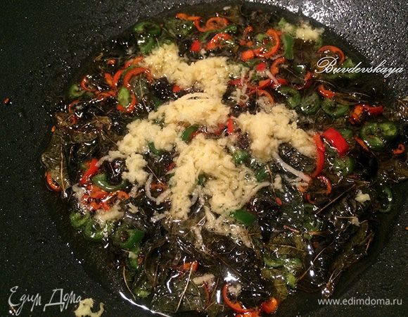  Имбирь (2-3 см) очистите от кожицы и натрите на мелкой терке и положите его также в сковороду.