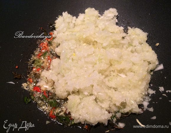 Репчатый лук очистите от шелухи и мелко порубите его. Я  это делаю в кухонном комбайне. Добавьте лук в сковороду и тщательно перемешайте. Потушить минут пять.