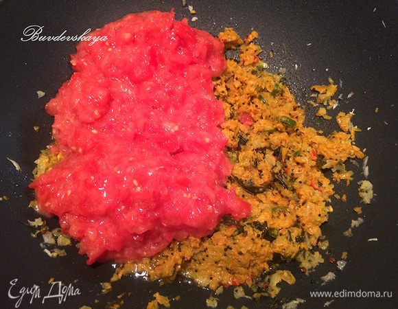  Измельчите томаты (можно в комбайне), только не до состояния пюре, а чтобы остались кусочки. Так же добавить в сковороду, тщательно перемешать и готовить несколько минут.