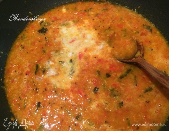 Влейте в кастрюлю стакан воды и банку кокосового молока. Покипятите минут пять-семь. Посолите по вкусу. Соус Карри готов !