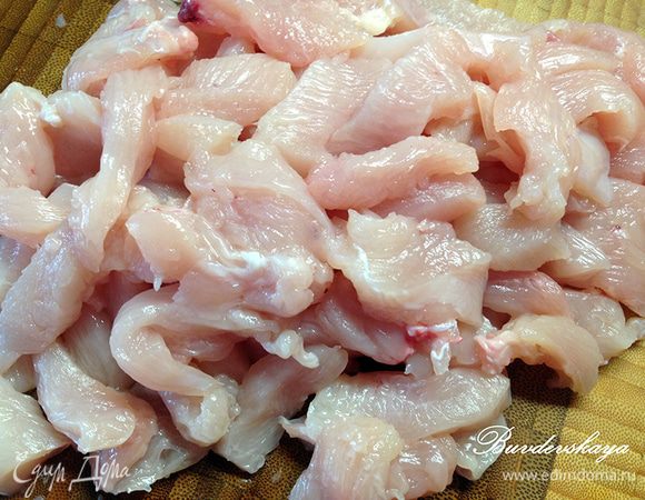 Порежьте курицу небольшими ломтиками и обжарьте ее в разогретом растительном масле со всех сторон до образования золотистой корочки. Положите курицу в наш соус карри и готовьте  минут 20 на небольшом огне. Мелко порубите кинзу и посыпьте ей карри перед подачей. На гарнир идеально подавать отварной рис. ENJOY !