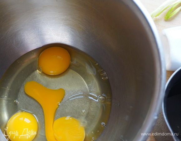 Разбить яйца в большой миске.
