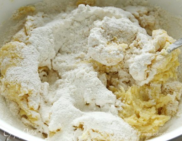 Добавить яйцо, затем просеянную муку. Замесить тесто и собрать в шар. Отправить тесто в морозильник на полчаса.