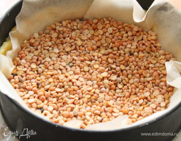 Готовое тесто раскатать до толщины 3 мм, выложить в форму (диаметр 23 см) и отправить в холодильник на 10 минут.
Выпекать в разогретой до 180 градусов духовке примерно 10 минут с грузом (у меня горох) и 8 минут без груза. Достать корж из духового шкафа и охладить.
