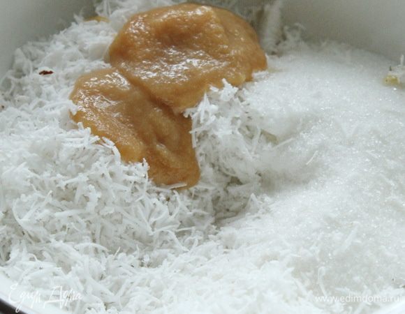 Для начинки смешать кокосовую стружку, сахар и яблочное пюре (я использовала остатки детского питания).