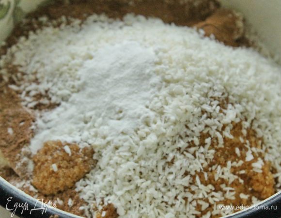 Все ингредиенты для крошки смешать и растереть пальцами, так чтобы получилась крошка. Покрыть крошкой кокосовую начинку.
