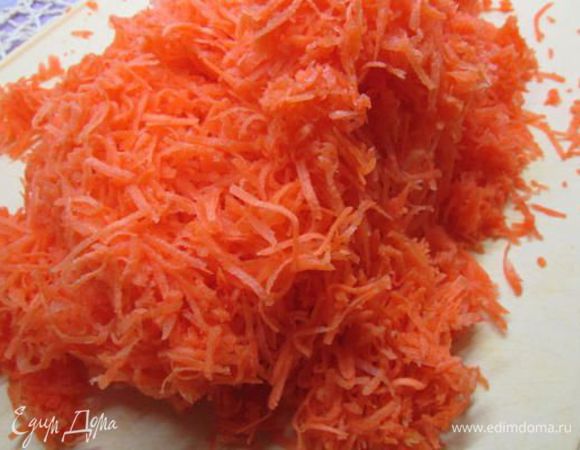 Морковь вымыть, почистить и натереть на мелкой тёрке. 