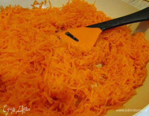 На сковороду налить растительное масло, выложить морковь. Посолить, добавить сахар и припустить морковь до мягкого состояния.