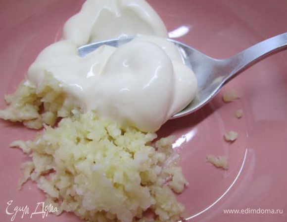 Чеснок выдавить через пресс. Добавить майонез. Тщательно перемешать. 