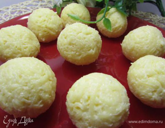 Соединить сыр с майонезно-чесночной заправкой. Формовать шарики размером с грецкий орех. 