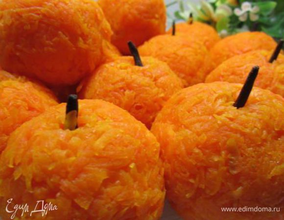 Сырные шарики обвалять в жареной морковке. По желанию украсить гвоздикой, имитируя хвостик. Поставить в холодильник на 30 минут. 