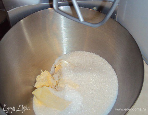 Сахар, ванильный сахар и яйца хорошенько взбить .
