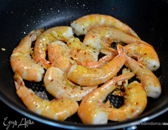 Авокадо очистить от кожуры и ядра, порезать на дольки.
Креветки используем крупные готовые, очищенные, размороженные и обжариваем на сковороде, на 1стол.л оливкового масла, 1 долька чеснока порубить мелко, соль и перец. Обжаривать до готовности с обеих сторон как покраснеют.