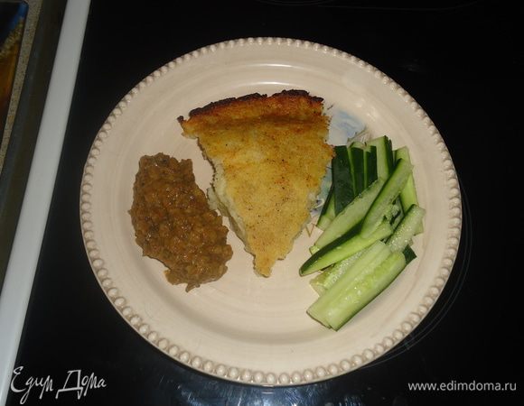 Картошку чистим и кладем в кастрюлю. Наливаем воду ставим вариться, соль по вкусу. Чеснок чистим и сразу добавляем в кастрюлю.