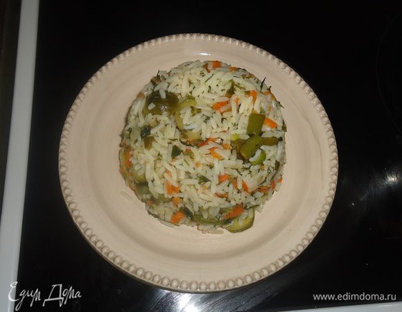 Морковку чистим и режем средним брусочком. Кладем в разогретую кастрюлю с маслом и обжариваем. Лук чистим и режем полукольцами и добавляем в кастрюлю, перемешиваем обжариваем.
