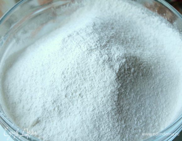 Просеять муку, крахмал и разрыхлитель.