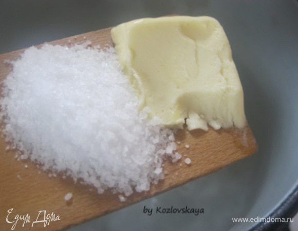 В большой кастрюле вскипятить 1, 5 литра воды, добавить соль и сливочное масло.